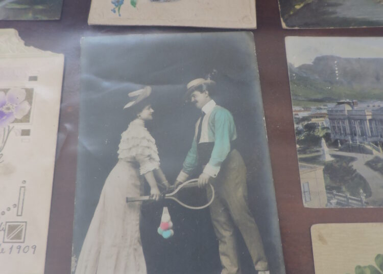 «Tengo cerca de 3000 tarjetas de salutaciones, la primera data de 1898»