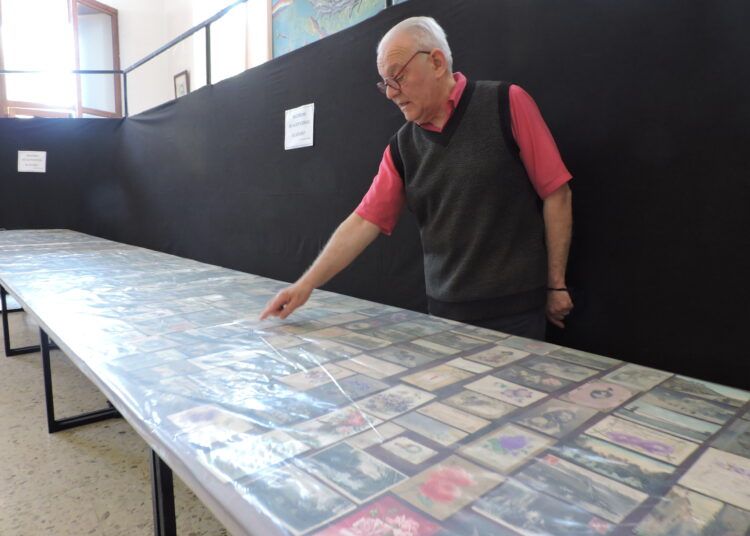 «Tengo cerca de 3000 tarjetas de salutaciones, la primera data de 1898»