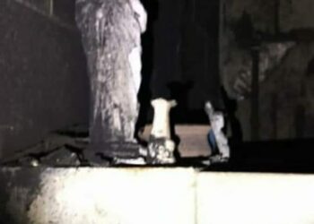La Virgen de pie, en una cárcel totalmente destruída.