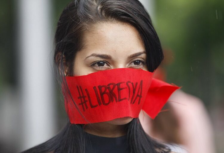 La violencia digital hace retroceder a las mujeres periodistas en las redes sociales