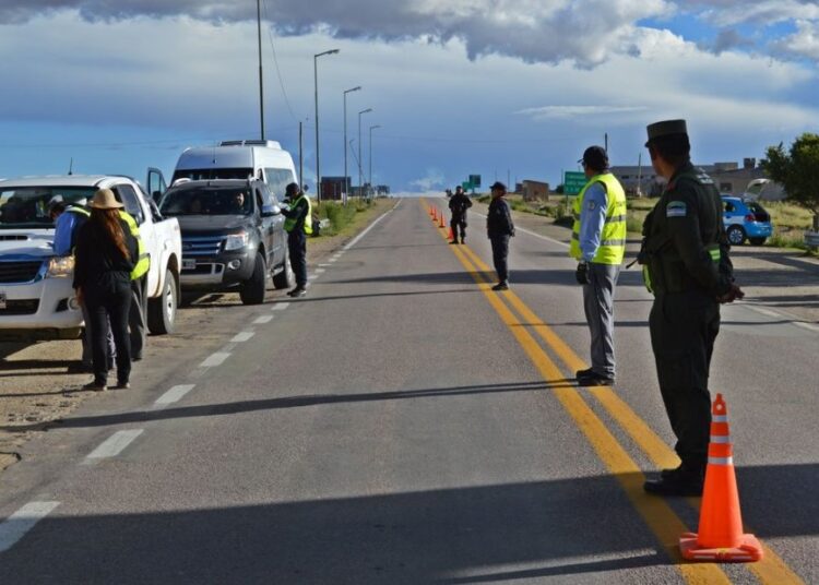 A partir del lunes se flexibilizarán los controles de ingreso pero continuará restringida la entrada de turistas