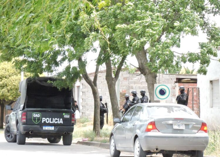 Ocho allanamientos simultáneos  en la ciudad