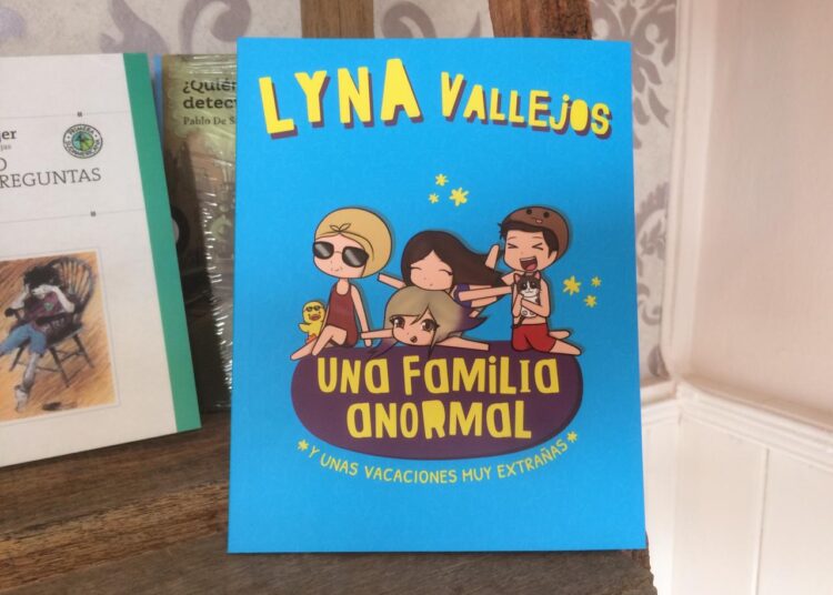 Una familia poco normal de Lyna Vallejos