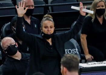 Becky Hammon se convirtió en la primera mujer en dirigir a un equipo de la NBA