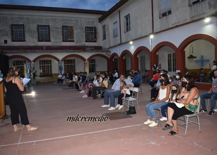 El CIC realizó el acto protocolar para sus egresados a pura música y abrazos a la distancia