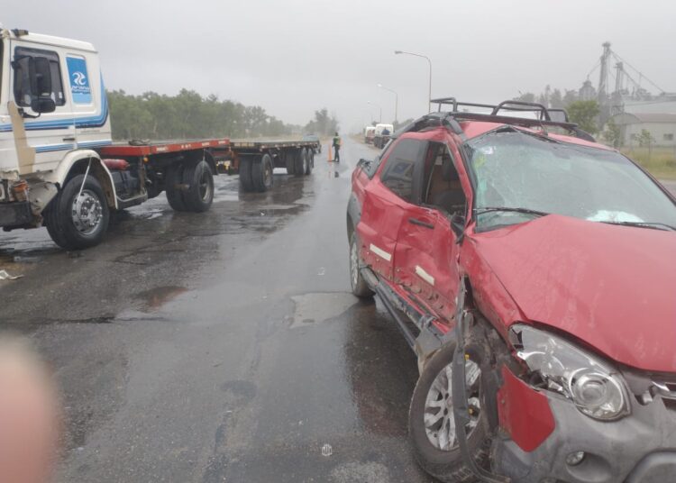 Accidente entre una camioneta y un camión este mediodía