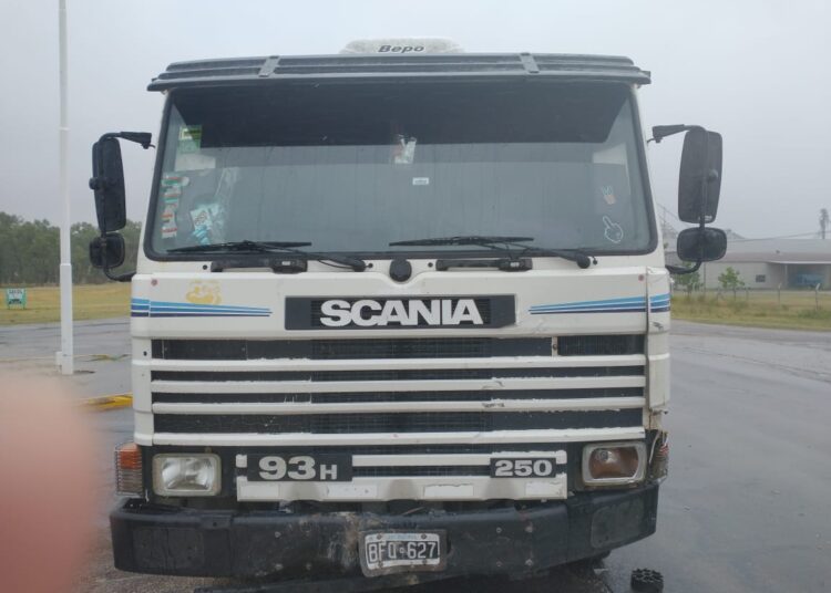 Accidente entre una camioneta y un camión este mediodía