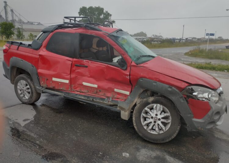 Accidente entre una camioneta y un camión este mediodía