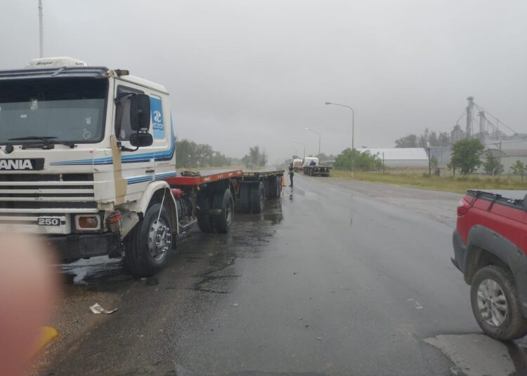 Accidente entre una camioneta y un camión este mediodía