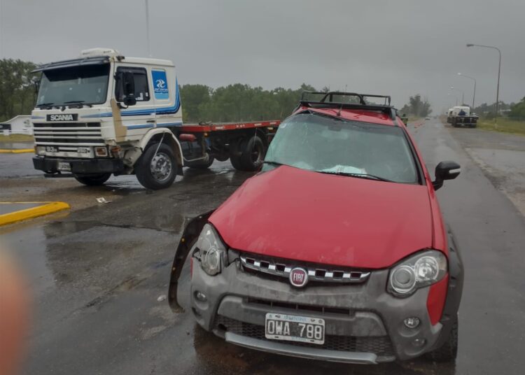 Accidente entre una camioneta y un camión este mediodía