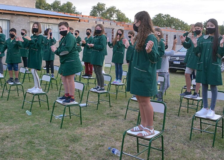 Al aire libre, y con distanciamiento el Colegio Campos Verdes despidió a la promoción 2020