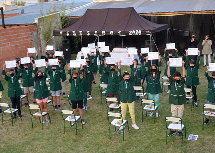 Al aire libre, y con distanciamiento el Colegio Campos Verdes despidió a la promoción 2020