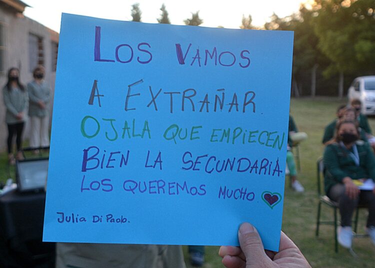 Al aire libre, y con distanciamiento el Colegio Campos Verdes despidió a la promoción 2020
