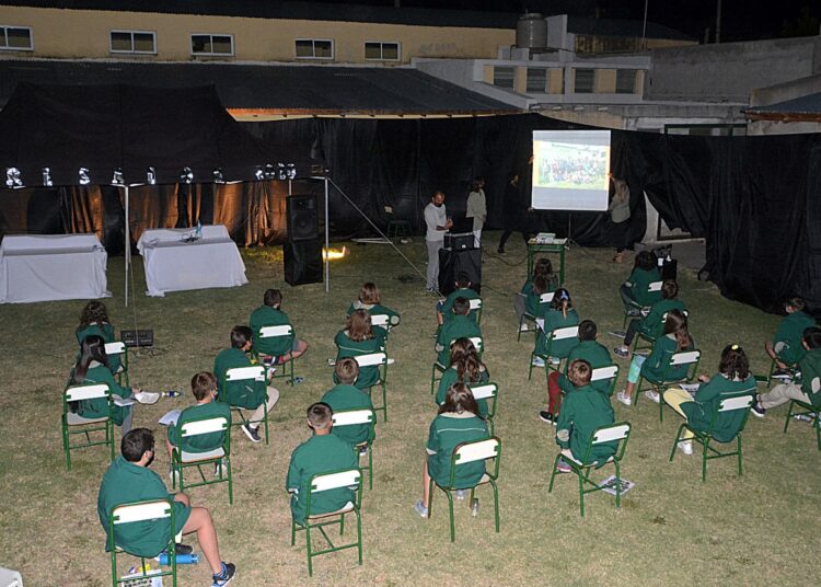 Al aire libre, y con distanciamiento el Colegio Campos Verdes despidió a la promoción 2020
