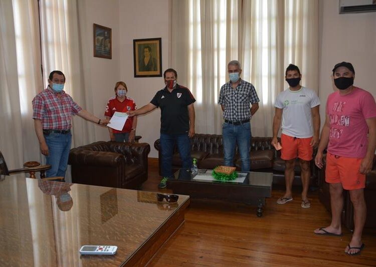 Entrega de subsidios y  finalización de trabajos en el cementerio local