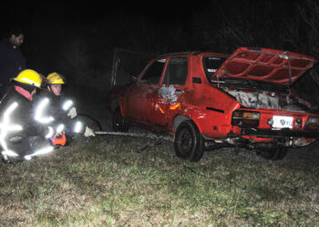 Se incendió un Renault 12 sobre Álvaro Barros