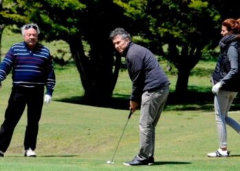Mauricio Macri fue a jugar al golf a Tandil con un grupo de amigos
