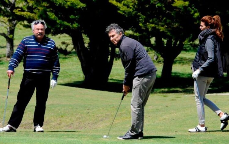 Mauricio Macri fue a jugar al golf a Tandil con un grupo de amigos
