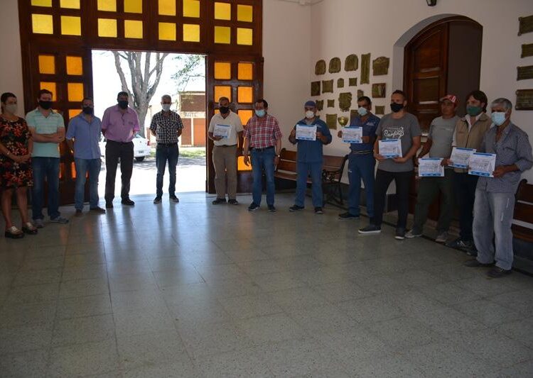 Entrega de subsidios y  finalización de trabajos en el cementerio local