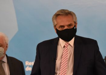 Ginés González García puso en duda que la vacuna rusa llegue en diciembre: “Tenemos dificultades con los aviones”