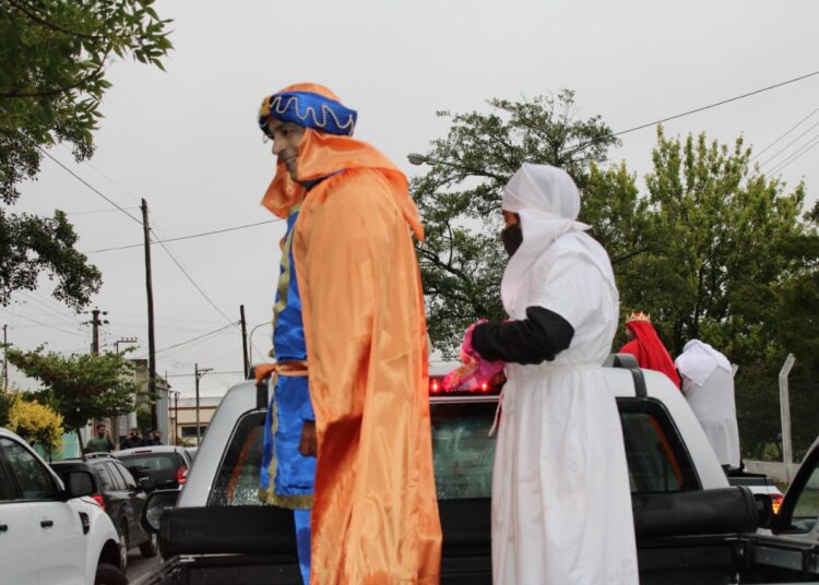 Pese a la lluvia los Reyes Magos recorrieron las calles de Juárez