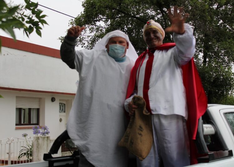Pese a la lluvia los Reyes Magos recorrieron las calles de Juárez