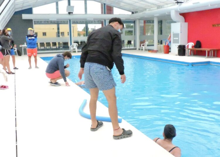 El clima no acompañó pero varios dieron inicio a las actividades de verano en el Natatorio Municipal