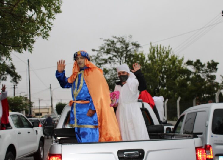Pese a la lluvia los Reyes Magos recorrieron las calles de Juárez