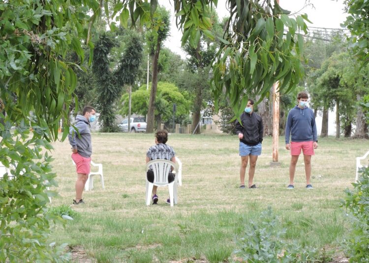 El clima no acompañó pero varios dieron inicio a las actividades de verano en el Natatorio Municipal