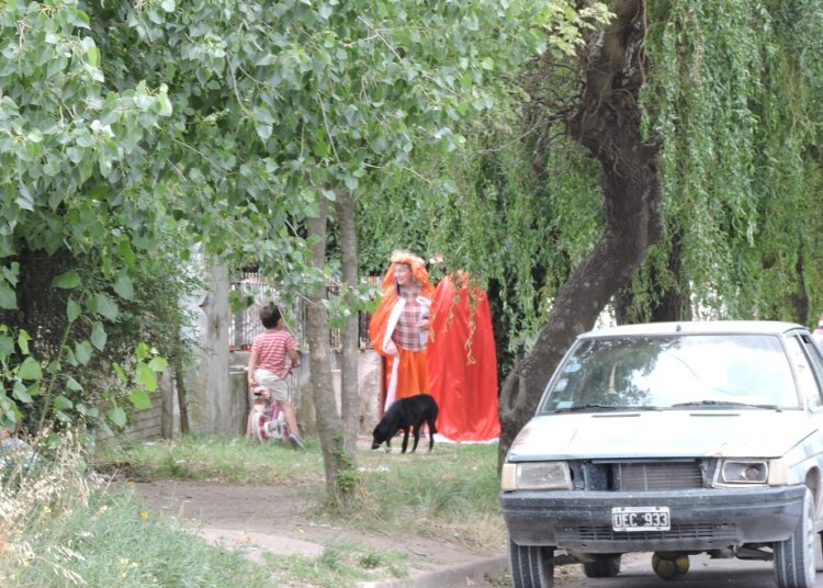 Los Reyes Magos comenzaron su recorrido, los chicos de Villa Italia estuvieron muy cerquita