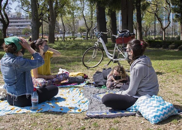 Ni irresponsables ni culpables: analistas desarman una narrativa estigmatizante sobre los jóvenes