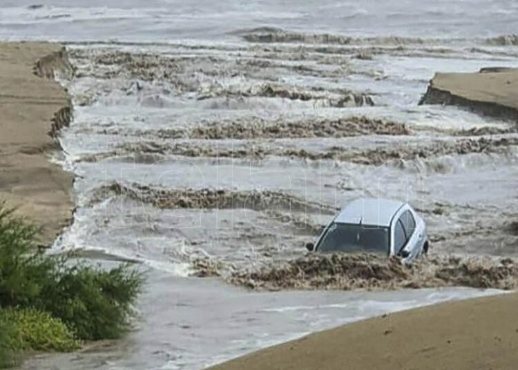 Temporal en la Costa Atlántica: calles anegadas, árboles caídos y alerta rojo