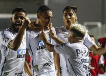Santos goleó y eliminó a Boca de la Copa
