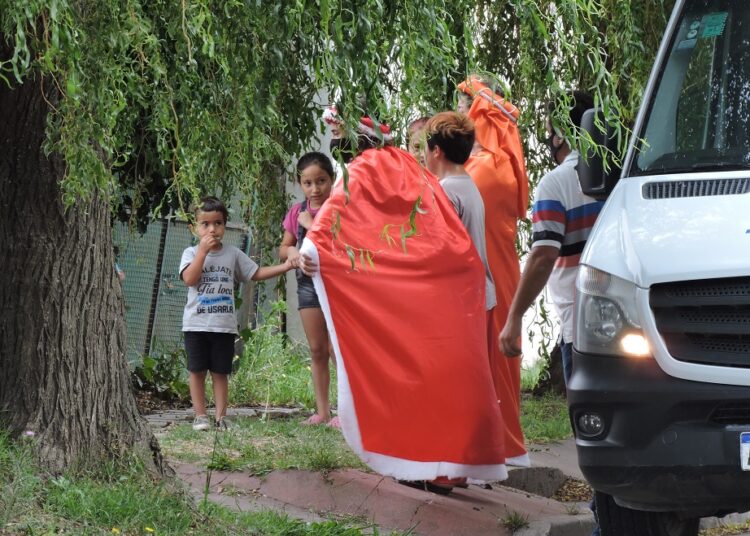 Los Reyes Magos comenzaron su recorrido, los chicos de Villa Italia estuvieron muy cerquita