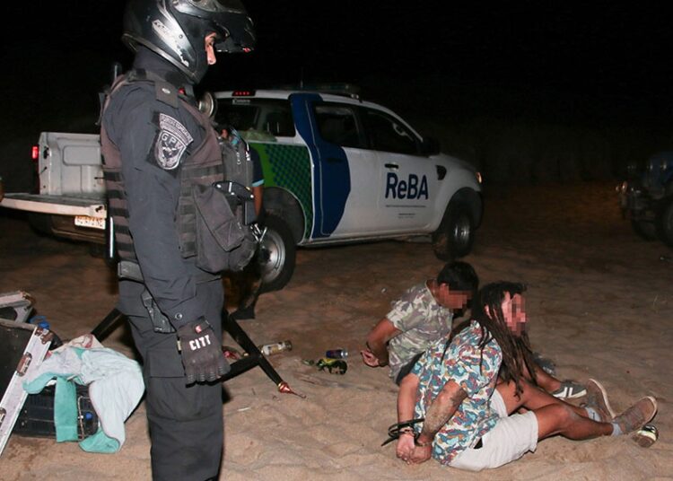 Desactivan una fiesta con cerca de 2.000 personas en la playa