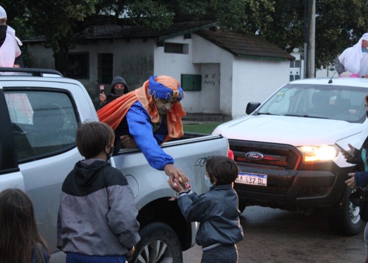 Pese a la lluvia los Reyes Magos recorrieron las calles de Juárez