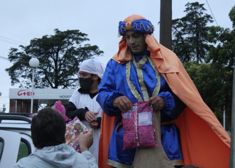 Pese a la lluvia los Reyes Magos recorrieron las calles de Juárez