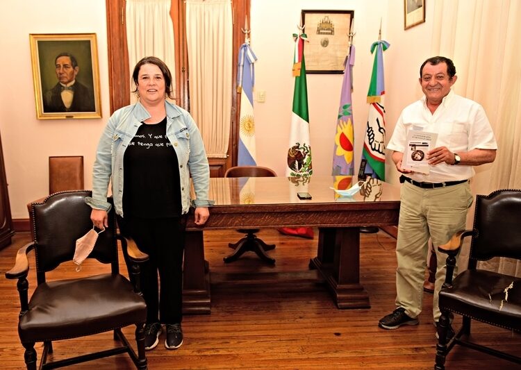 Charla con la escritora juarense Claudia Cobeaga D`annunzio