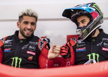 El salteño Kevin Benavides, con su moto, está primero en la general