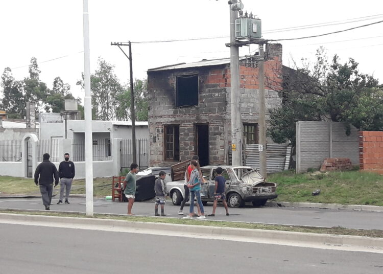 Se incendio una casa y un auto en Av. Salenave