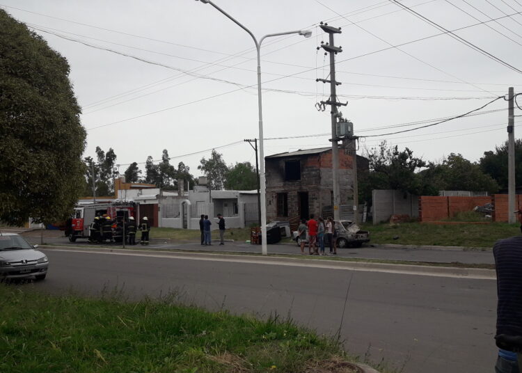 Se incendio una casa y un auto en Av. Salenave