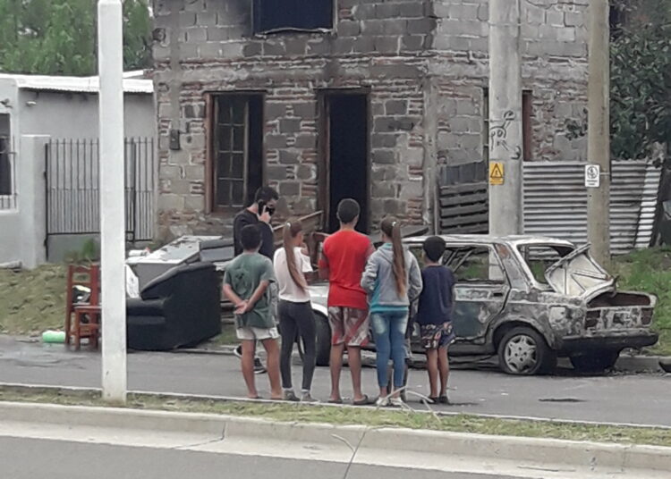 Se incendio una casa y un auto en Av. Salenave