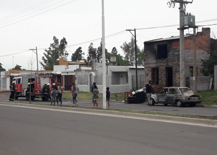 Se incendio una casa y un auto en Av. Salenave