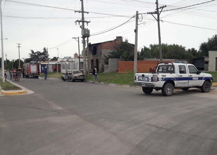 Se incendio una casa y un auto en Av. Salenave