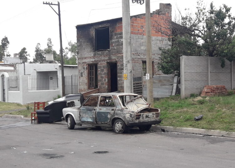 Se incendio una casa y un auto en Av. Salenave