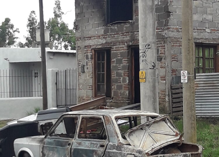 Se incendio una casa y un auto en Av. Salenave