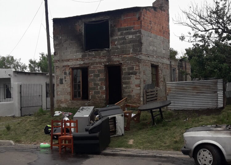 Se incendio una casa y un auto en Av. Salenave