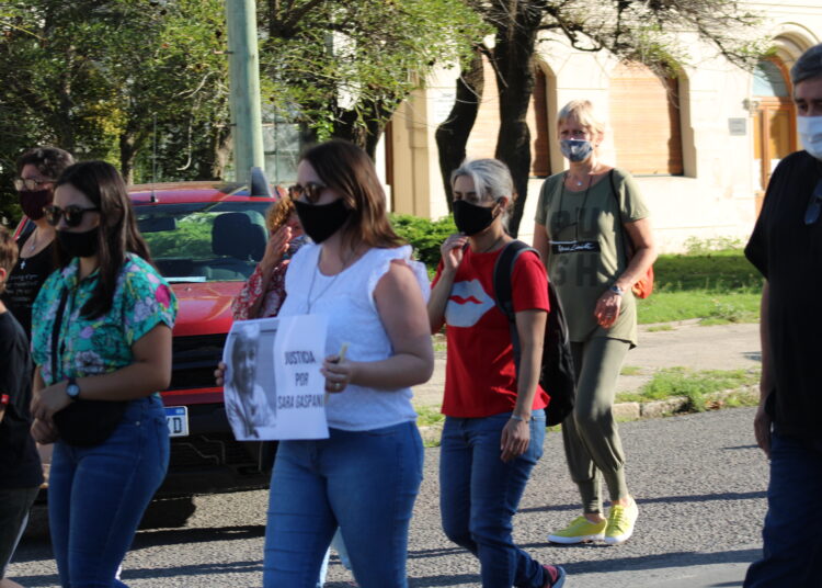 Alrededor de 300 personas participaron en la marcha para pedir «Justicia por Sara»