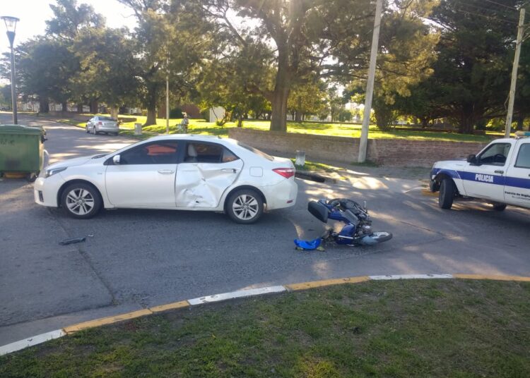 Automóvil y moto involucrados en accidente de tránsito