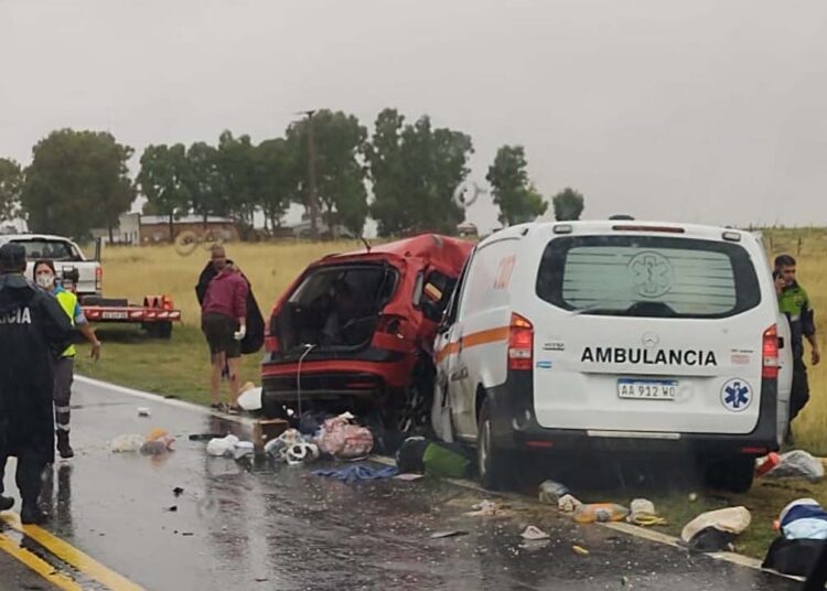 Trágico accidente sobre Ruta 3 entre un auto y una ambulancia: 3 fallecidos